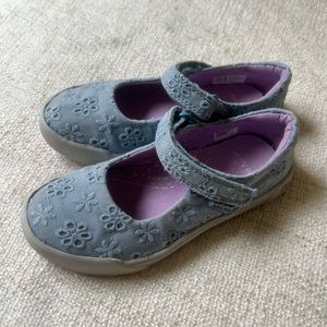 EUC: pediped Barbara Flex (Toddler/Little Kid) Mary Janes Sky Eyelet 🪁🛝💙